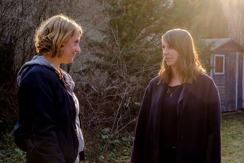 Auch Luna Kunath (Caroline Erikson, r.) trifft zum ersten Mal auf ihre neue Kollegin Tamara Meurer (Anja Pahl, l.). Nachdem ihre beste Freundin Sophie Pohlmann die Polizei verlassen hat, werden von nun an die beiden Kommissarinnen zusammen ermitteln. – Bild: ZDF und Gordon Muehle