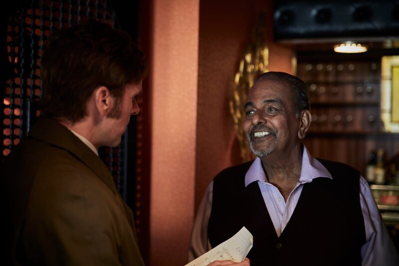 Endeavour Morse (Shaun Evans, l.) ermittelt im Fall eines ermordeten Lieferanten. – Bild: ZDF und Jonathan Ford