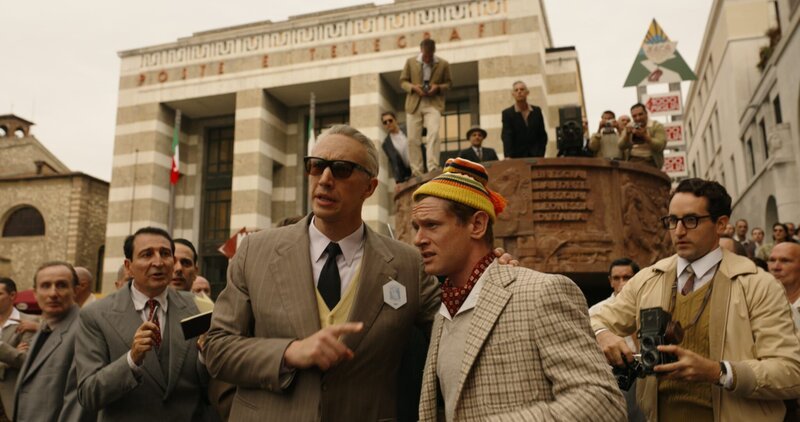 Vorne: Adam Driver als Enzo Ferrari (l.) – Bild: Prime Video /​ Forward Pass