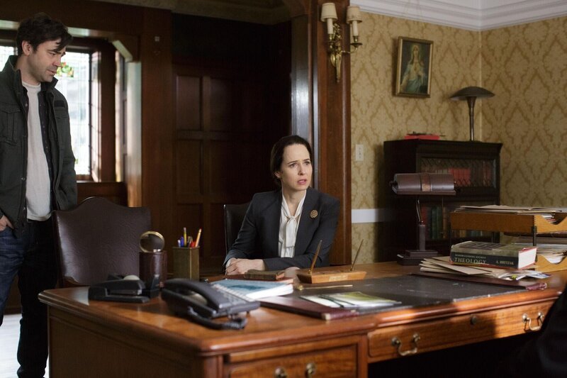 Sam Loudermilk (Ron Livingston, l.); Mrs. Wilkes (Anna Galvin, r.) – Bild: Primary Wave Productions, LLC.