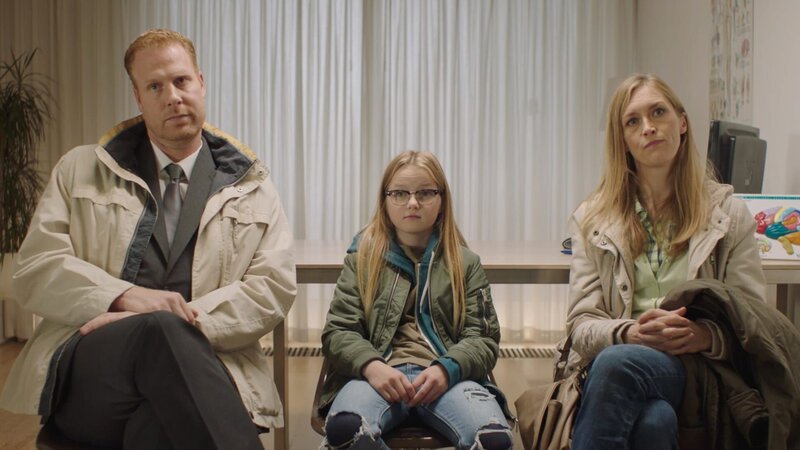 Jan, Floor und Irma beim Arzt während Kees behandelt wird. – Bild: NDR/​NL Film /​ KiKA