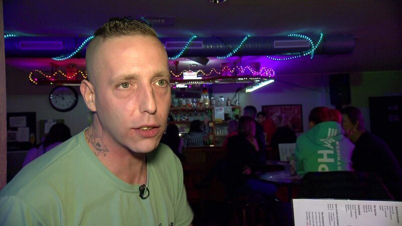 Der langzeitarbeitslose Chris ist im Partymodus. Er hat die Suche nach der Liebe aufgegeben. Deswegen heißt es Party machen und das „auf Staat sein Nacken“. – Bild: RTLZWEI
