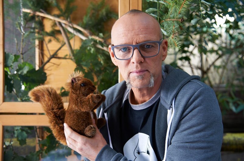 ARD WISSEN VOR ACHT – NATUR FOLGE 144 (WH.), „Das Macho-Eichhörnchen“, am Dienstag (03.06.25) um 19:45 Uhr im ERSTEN. Auf der Beliebtheitsskala der Menschen rangieren die Eichhörnchen ganz oben. Ihr Markenzeichen: der buschige Schwanz. Welche vielseitigen Einsatzmöglichkeiten er den niedlichen Nagern bietet und warum männliche Eichhörnchen richtige Machos sind, erklärt Thomas D in „Wissen vor acht – Natur“. – Bild: ARD/​Melanie Grande