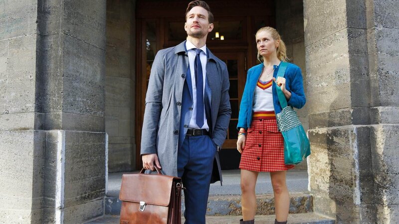 Max (August Wittgenstein) und Jenny (Birte Hanusrichter) möchten den neuen Fall gewinnen, sind sich aber über den Ausgang der Verhandlungen unsicher. – Bild: RTL /​ Richard Hübner