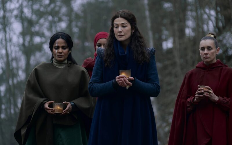 Alanna Mosvani (Priyanka Bose) und Moiraine Damodred (Rosamund Pike) – Bild: Amazon Content Services LLC und Sony Pictures Television Inc.