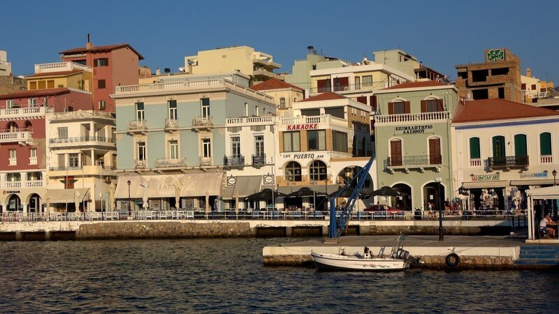 In den Tavernen an der Hafenpromenade von Agios Nikolaos herrscht reges Treiben. – Bild: ZDF und Ampersand