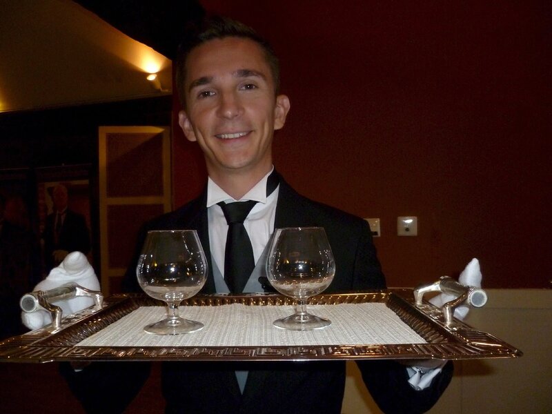 Eric in der Butlerakademie – Bild: ZDF/​Karola Körber