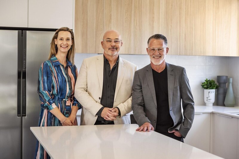 (v.l.n.r.) Anna; Neale Whitaker; Terence – Bild: Foxtel Management Pty Limited and Beyond Entertainment Limited