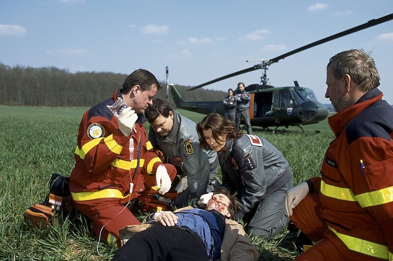 Slawomir (Tomek Nowicki, 3.v.r.) ist von einem Trecker überfahren worden. Ilona (Julia Heinemann, 2.v.r.) und Thomas (Ulrich Bähnk, 2.v.l.) kämpfen um sein Leben. – Bild: ZDF und Boris Laewen