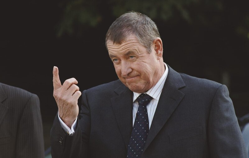 „Abzug!“ signalisiert Barnaby (John Nettles) seinen Leuten. – Bild: ZDF und Mark Bourdillon