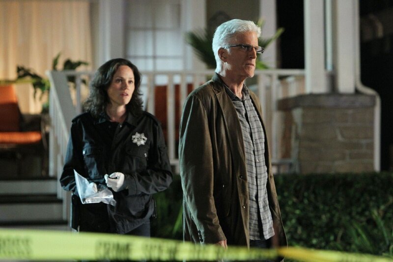 Sara (Jorja Fox) und D.B. Russell (Ted Danson) suchen fieberhaft nach Hinweisen auf den Verbleib von D.B.’s entführter Enkelin. Wird D.B. Kaitlyn noch lebend wiedersehen?  +++ – Bild: RTL /​ CBS