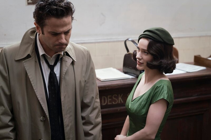 (L-R) Luke Kirby (Lenny Bruce), Rachel Brosnahan (Miriam ‚Midge‘ Maisel) – Bild: Sarah Shatz