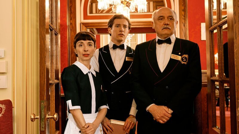 L-R: Zora (Ruth Brauer), Toni (Benedikt Kalcher), Herr Schwartz (Karl Fischer) – Bild: FELIX VRATNY