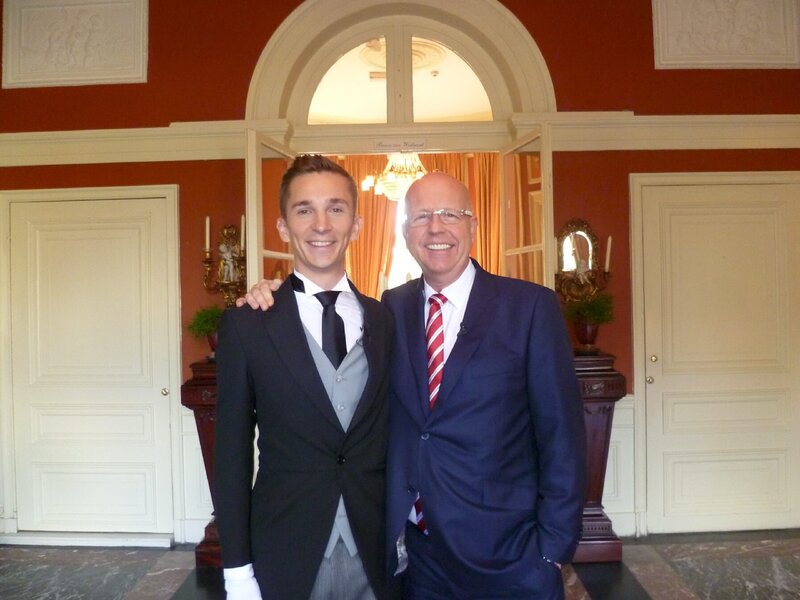 Eric in der Butlerakademie mit seinem Lehrer Robert Wennekes – Bild: ZDF und Karola Körber