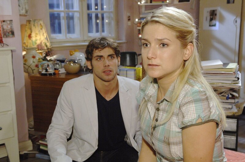 Anna (Jeanette Biedermann, r.) verrät Jonas (Roy Peter Link, l.) in einem klärenden Gespräch, welche Verzweiflungstat Katja beinahe begangen hätte … – Bild: SAT.1 /​ Claudius Pflug