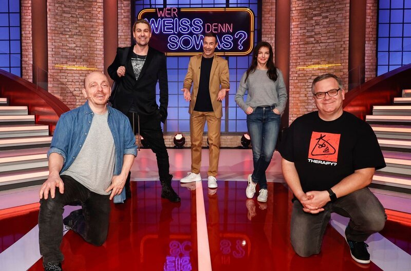 Moderator Kai Pflaume (M.) und seine Rateteam-Kapitäne Bernhard Hoëcker (l.) und Elton (r.) begrüßen in dieser Sendung den Star-Geiger David Garrett (2.v.l.) und die Sängerin und Schauspielerin Yvonne Catterfeld (2.v.r.). – Bild: ARD/​Morris Mac Matzen
