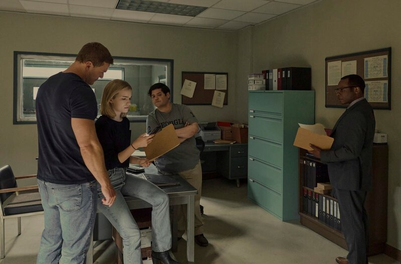 Alan Ritchson als Jack Reacher, Willa Fitzgerald als Roscoe Conklin, Harvey Guillén als Jasper und Malcolm Goodwin als Oscar Finlay – Bild: Amazon Studios