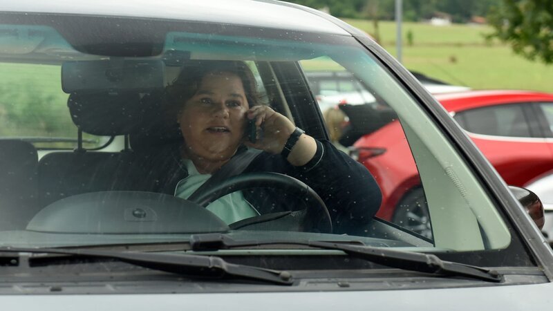Abgelenkt durch ein Telefonat mit ihrem Mann baut Leslie Wolf (Nadine Wrietz) einen Unfall. – Bild: ZDF und Barbara Bauriedl