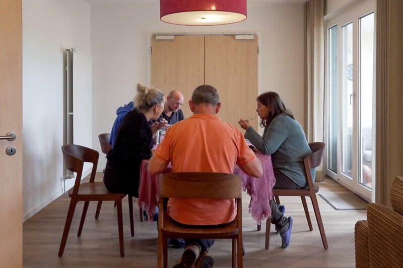 Eine Wohngemeinschaft für Alzheimer - Betroffene. Für die Verwandten von Menschen, die von Alzheimer betroffen sind, stellt die Pflege ihrer Liebsten oft eine grosse Herausforderung dar. – Bild: SRF1 Eine Wohngemeinschaft für Alzheimer - Betroffene. Für die Verwandten von Menschen, die von Alzheimer betroffen sind, stellt die Pflege ihrer Liebsten oft eine grosse Herausforderung dar. – Bild: SRF1