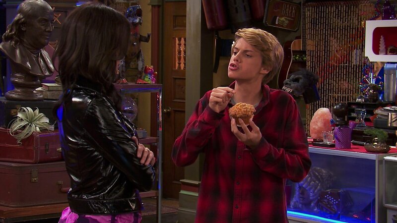 L-R: Gwen (Courtney Henggeler), Henry Hart (Jace Norman) – Bild: ViacomCBS
