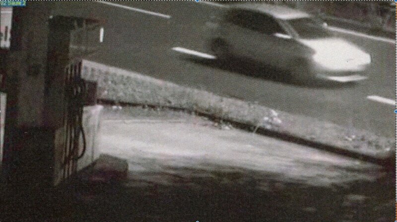 Überwachungskameras einer Tankstelle zeichnen den Wagen der Mörder auf. Mit diesem silbernen Kleinwagen verfolgen sie Daniel S. bis zu dessen Haus. Als er aus dem Wagen steigt, erschießen sie den Familienvater mit mehreren Schüssen. – Bild: ZDF und Polizei Koblenz
