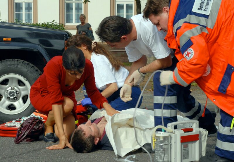 Der Notarzt kann nichts mehr tun. Ein Fall für die Gerichtsmedizin. „Der Tote vom Straßenrand“ und Dr. Rhea Singh (Lale Yavas). – Bild: HR/​SR/​Manuela Meyer