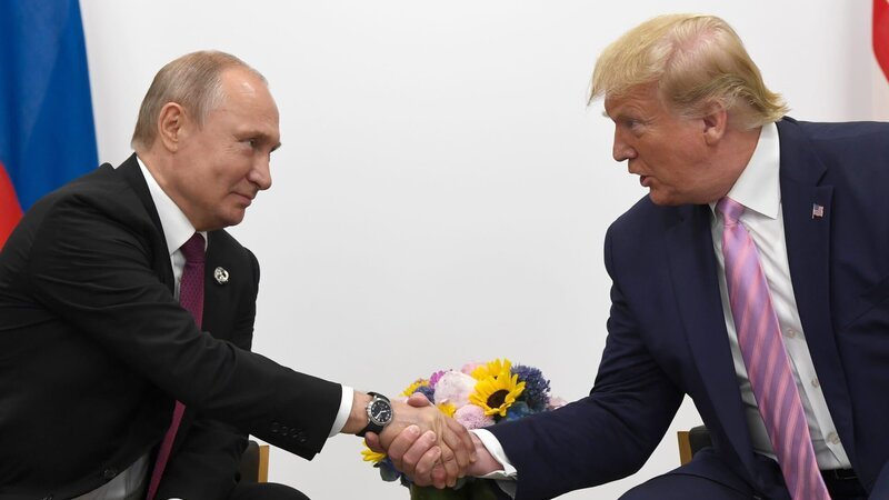 Shakehands beim G20-Gipfel in Japan. Angeblich versteht sich Donald Trump bis heute gut mit Wladimir Putin. Ist Russlands autokratischer Herrscher ein Vorbild für den US-Präsidenten? – Bild: ZDF und Susan Walsh