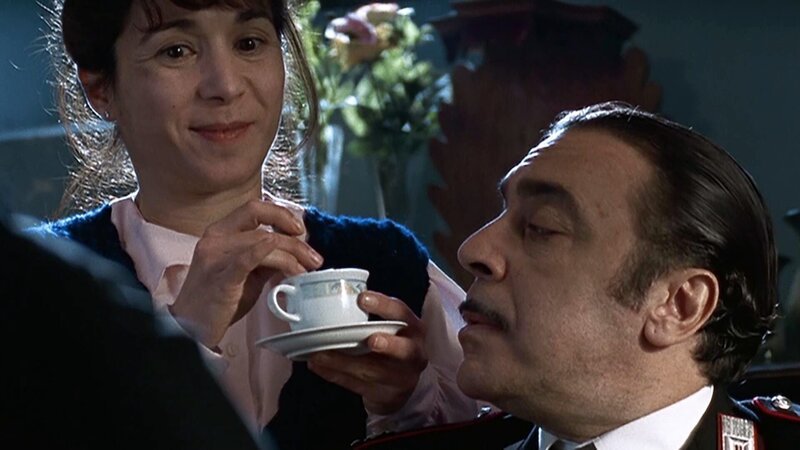 Maresciallo Cecchini wundert sich, dass Natalina so untypisch gut gelaunt und freundlich ist. (Natalie Guetta, Nino Frassica, v.l.) – Bild: Bibel TV