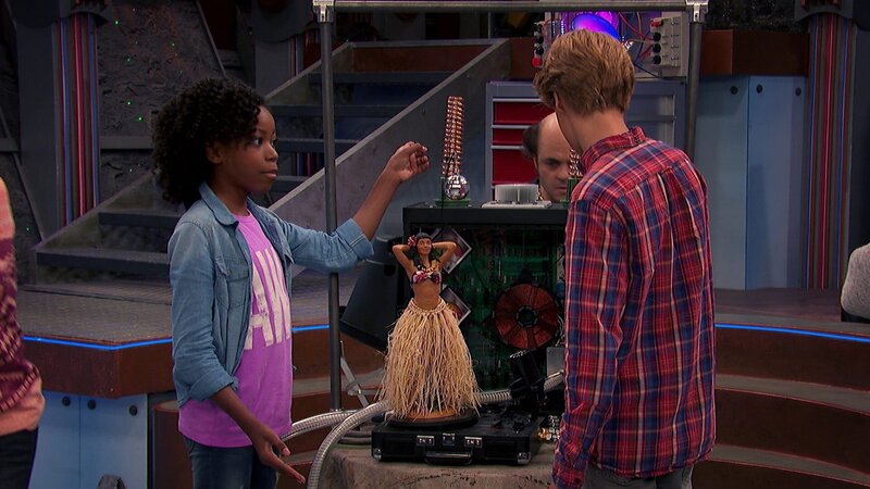 L-R: Charlotte Page (Riele Downs), Schwoz (Michael D. Cohen), Henry Hart (Jace Norman) – Bild: ViacomCBS