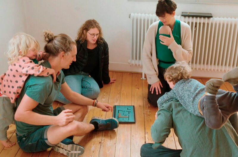 Bis alle Gebäude des ehemaligen Weingutes renoviert sind, teilen sich Clara und Tobi (4. und 5. v.l.) eine Wohnung mit einer befreundeten Familie. – Bild: SRW /​ SWR Presse/​Bildkommunikation