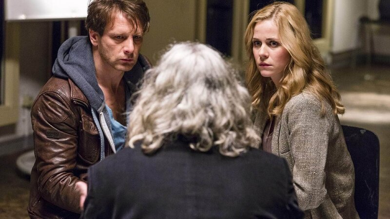 Stefan (Hendrik Duryn) und Karin (Jessica Ginkel) landen auf der Suche nach Direktor Rose und dessen AA-Kurs in der Paartherapie. – Bild: TVNOW /​ Frank Dicks