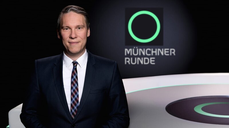 Der Polit-Talk-Klassiker präsentiert sich in neuem Design und neuer Studio-Optik. Im Bild: Moderator Achim Wendler. – Bild: BR/​Lisa Hinder
