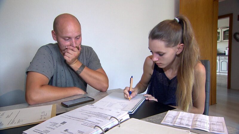 Manuela (24) und Mark (27) aus Heinsberg stehen vor ihrer größten Herausforderung: Sie wollen weg vom Amt, aus der kleinen Wohnung und ein eigenständiges Leben mit Job und Mietshaus beginnen. Mit ihrer Tochter Melina (3 Jahre) und Sohn Maison (8 Monate) wagen sie den Schritt in eine neue Zukunft. – Bild: RTLZWEI, TMG, Odeon Entertainmen