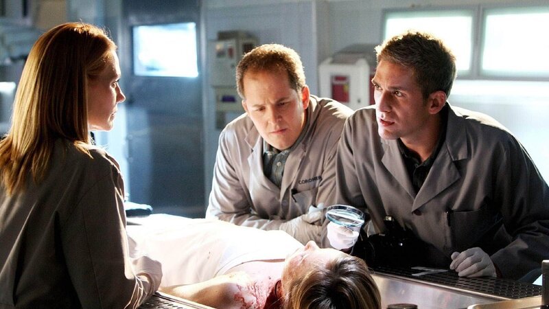 Catherine (Marg Helgenberger, li.), David Phillips (David Berman, Mi.) und Greg (Eric Szmanda) untersuchen den Körper der ermordeten Fernsehansagerin Dede Chase (Rosalie Ward). – Bild: RTL /​ CBS