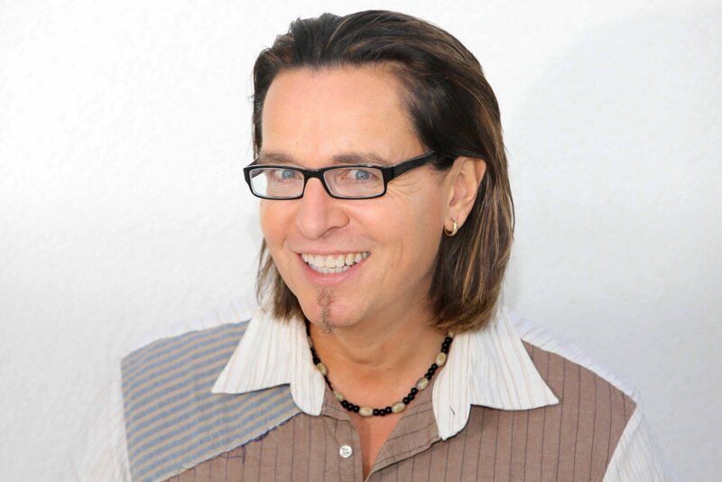 Christian „Chako“ Habekost präsentiert „Comedy vom Rhein – Spezial“. – Bild: SWR/​Peter A. Schmidt