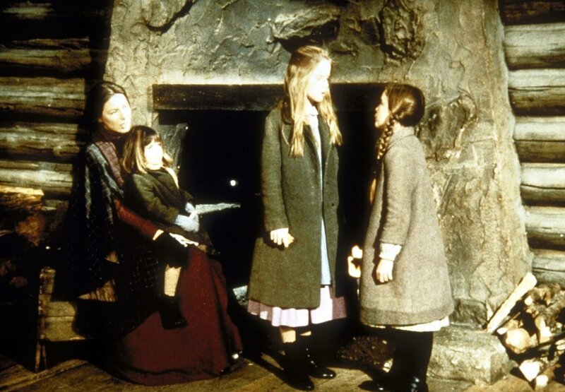 (v.l.n.r.) Caroline (Karen Grassle) und ihre Töchter Carrie (Lindsay Sidney Greenbush), Mary (Melissa Sue Anderson) und Laura (Melissa Gilbert) versuchen, sich die Langweile mit Spielen zu vertreiben. – Bild: Worldvision Lizenzbild frei