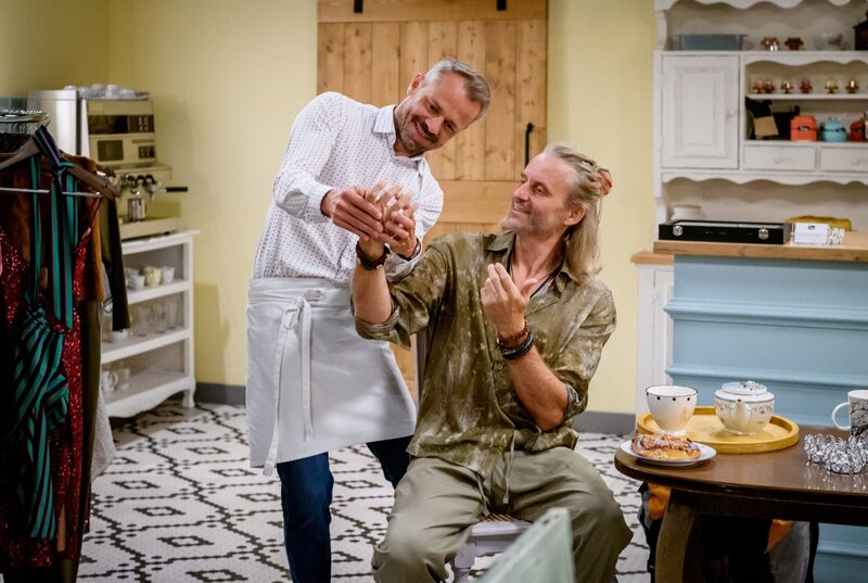 Nach seiner Befragung zählt Johannes Huber (Andreas Bittl, 2.v.r.), der Ehemann der Toten, für die Kommissare Laura (Marija Kovco, r.) und Thomas Schmidt (Moritz von Zeddelmann, l.) zu den Hauptverdächtigen. – Bild: ZDF /​ ORF /​ Saskia Pavek