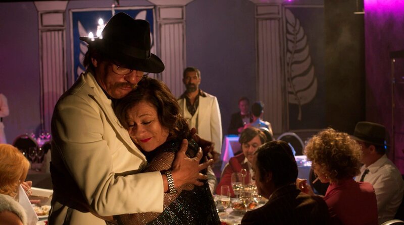 Brigitte Mira (2.v.l.) und Rainer Fassbinder (l) umarmen sich vor Freude. – Bild: WDR/Weltkino Filmverleih/Bavaria Filmproduktion Brigitte Mira (2.v.l.) und Rainer Fassbinder (l) umarmen sich vor Freude. – Bild: WDR/Weltkino Filmverleih/Bavaria Filmproduktion