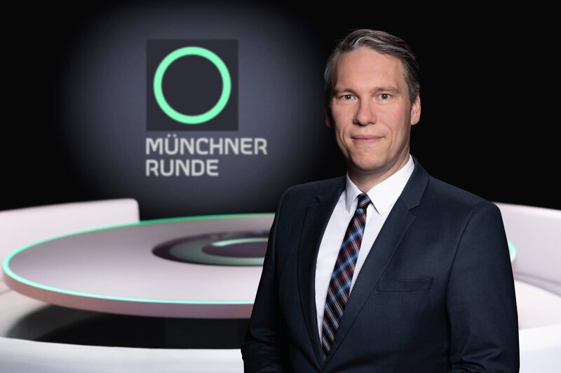 Der Polit-Talk-Klassiker präsentiert sich in neuem Design und neuer Studio-Optik. Im Bild: Moderator Achim Wendler. – Bild: BR/​Lisa Hinder