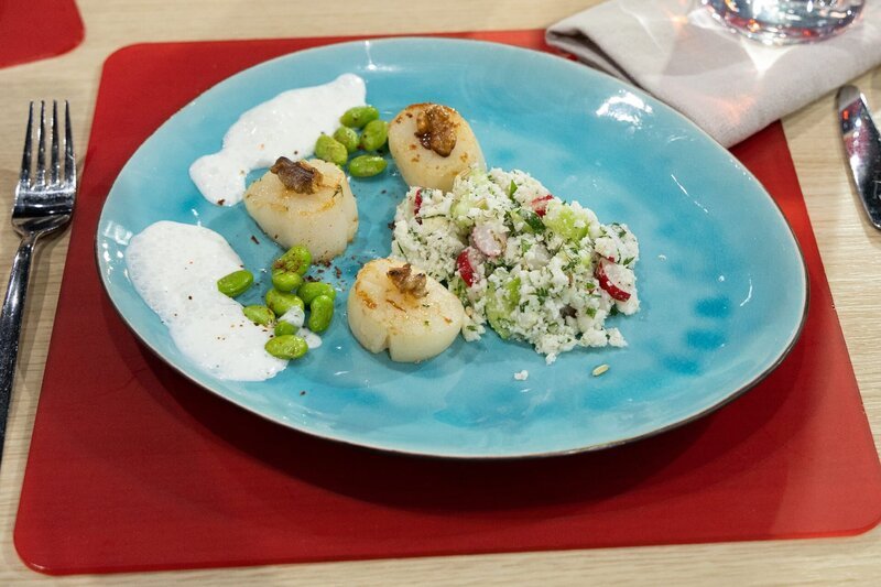 Tagesmotto „Vorspeise“: Jakobsmuscheln mit kandierten Walnüssen, Blumenkohl-Taboulé, Edamame und Holunder-Buttermilch-Schaum von Gil Leon Füllbeck – Bild: ZDF/​Norman Kalle