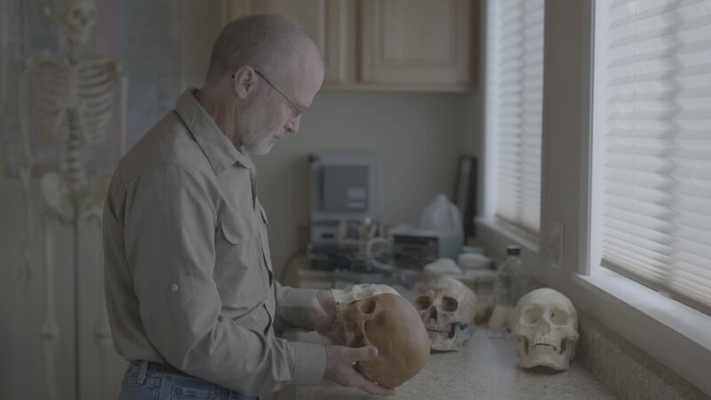 Dr. James C. Chatters examines replica skulls. (National Geographic/​Mark Molesworth) – Bild: 2021 NGC NETWORK US, LLC All Rights Reserved Lizenzbild frei