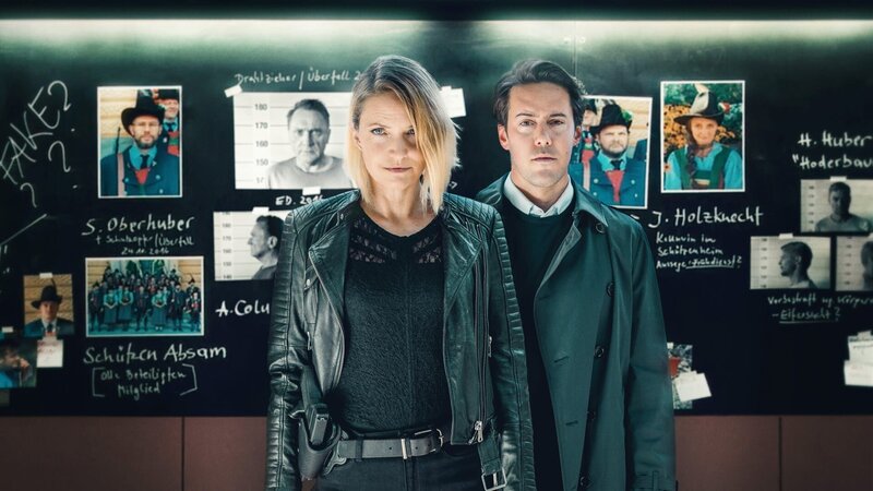 Die Kommissare Lisa Kuen (Patricia Aulitzky) und Alexander Yüsüf-Demir (Dominik Raneburger) vor der Tafel mit den entscheidenden Hinweisen – Werden sie den Fall lösen? – Bild: ZDF