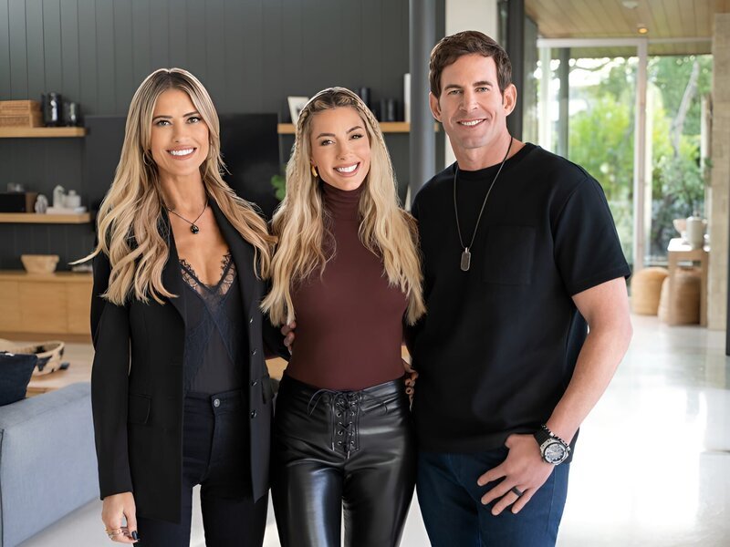 L-R: Christina Haack, Heather El Moussa and Tarek El Moussa, as seen on The Flip Off, Season 1. – Bild: Nick Agro /​ Warner Bros. Discovery, Inc. or its subsidiaries and affiliates.