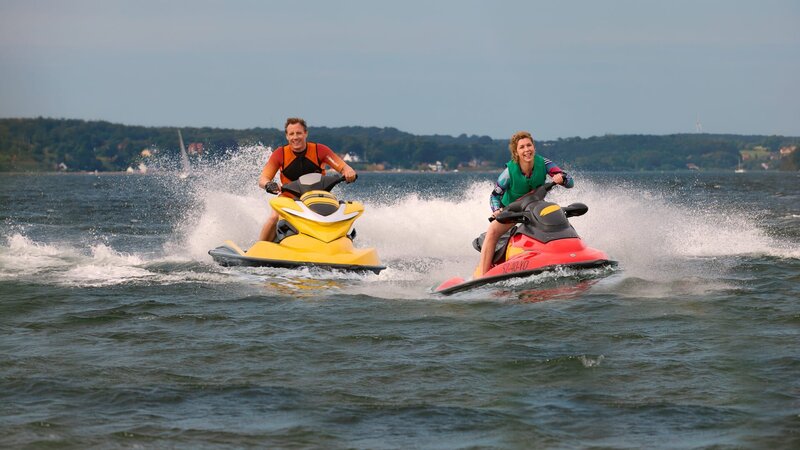 Das Leben kann so schön sein. Janne (Brigitte Zeh) und Neiss (Patrick Kalupa) verbringen ein paar unbeschwerte Stunden auf dem Wasser. – Bild: ZDF und Rudolf Wernicke