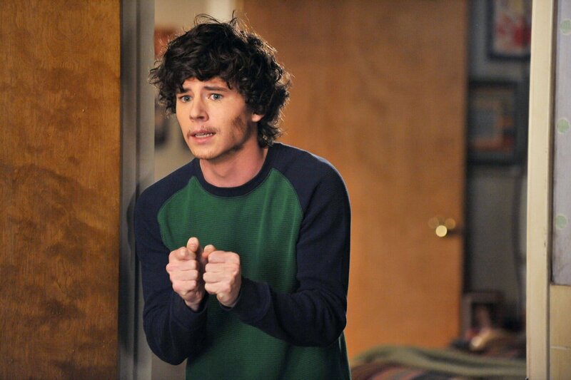 Sein Footballteam hat beschlossen, dass sie sich alle einen Bart wachsen lassen, doch bei Axl (Charlie McDermott) will einfach nichts wachsen … – Bild: Warner Brothers Lizenzbild frei