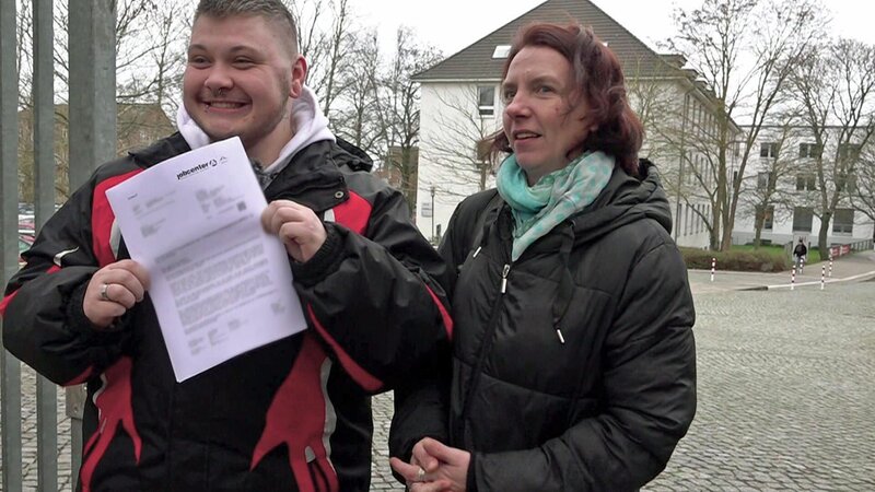 Damian hat endlich eine Zusage für eine Wohnung in Rostock. Vielleicht hat seine gute Freundin Katharina auch noch einen Job für ihn.. – Bild: RTLZWEI