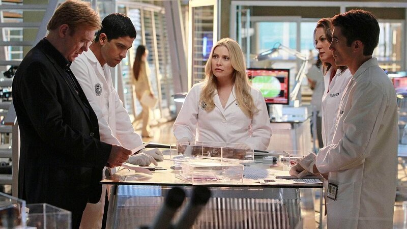 Detective Mac Taylor hat Schwierigkeiten, die beiden Streithähne Machiavelli Taylor und Mackinley Taylor auseinanderzuhalten. – Bild: TVNOW /​ CBS