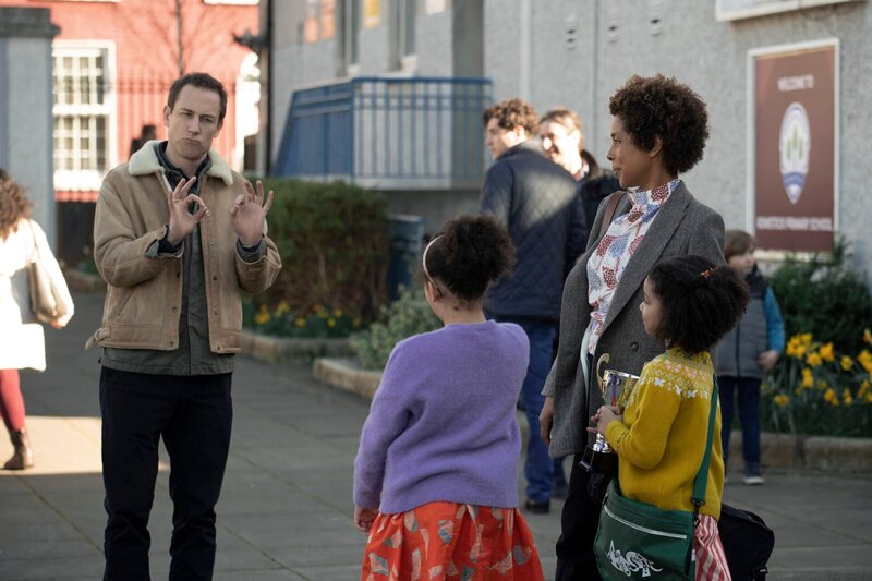 Six Women Member (Julia Bullock, hinten r.) – Bild: Amazon Studios