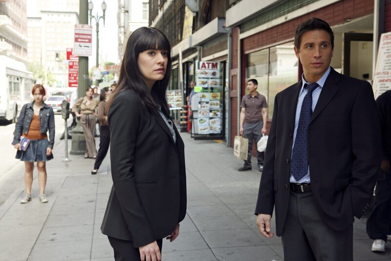 Geraten in das Schussfeuer des Täters: Emily Prentiss (Paget Brewster, l.) und Detective Cooper (Erik Palladino, r.) … – Bild: 2008 ABC Studios. All rights reserved. NO ARCHIVE. NO RESALE. /​ Karen Neal Lizenzbild frei