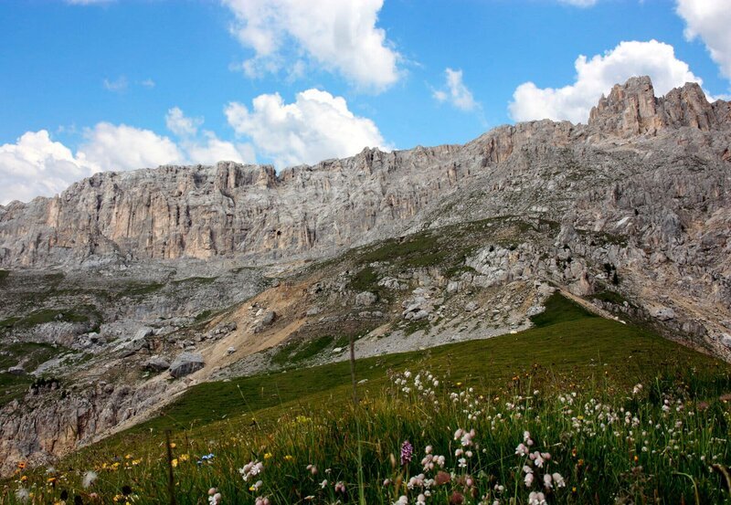 Auf dem Weg zur Pisahütte: schöner Blick zum Latemarmassiv. – Bild: HR/Mountainfilm Mainz Auf dem Weg zur Pisahütte: schöner Blick zum Latemarmassiv. – Bild: HR/Mountainfilm Mainz